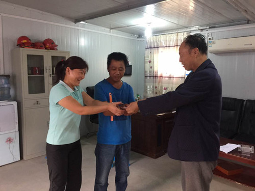 “金秋助學(xué)”，礦建二公司在行動