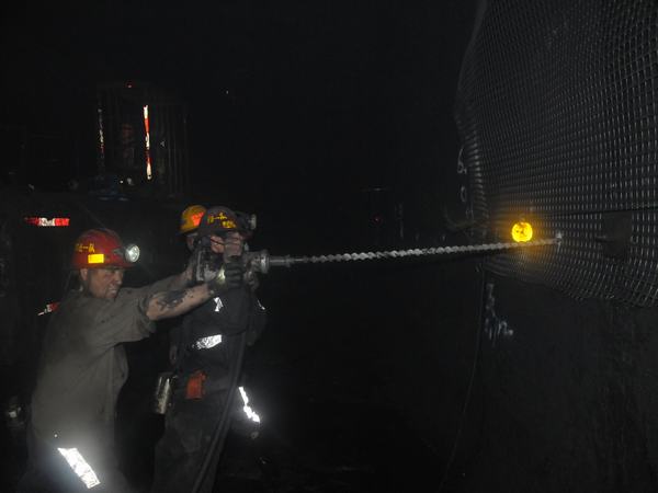 掘進(jìn)公司推進(jìn)百日安全活動(dòng)“穩(wěn)、準(zhǔn)、狠”