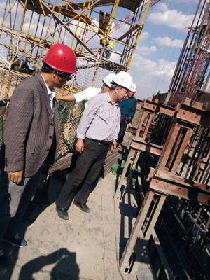 榆林市榆神檢測技術(shù)有限公司負責人董江平一行蒞臨天工公司土建二部小保當選煤廠末煤倉工地檢查指導(dǎo)工作