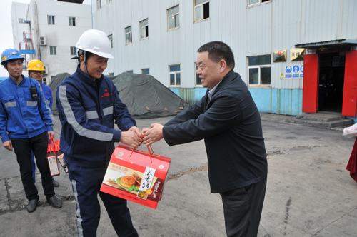 陜煤集團(tuán)總經(jīng)理助理、建設(shè)集團(tuán)聯(lián)合黨委書記、董事長(zhǎng)寧興剛一行節(jié)日期間深入洗選煤運(yùn)營(yíng)公司基層慰問(wèn)一線員工