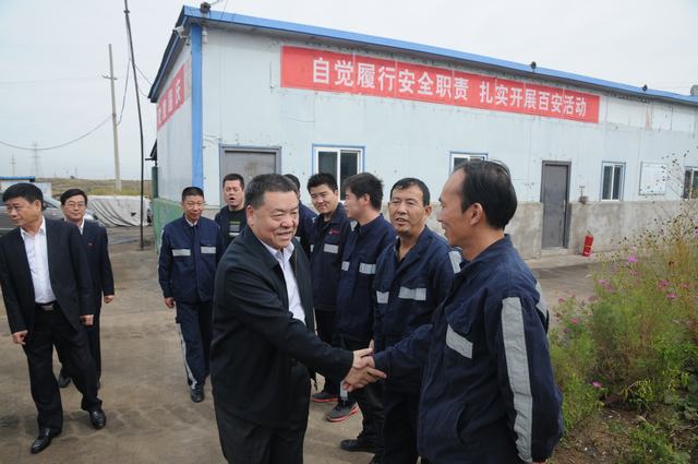陜煤集團(tuán)總經(jīng)理助理、建設(shè)集團(tuán)聯(lián)合黨委書記、董事長(zhǎng)寧興剛一行深入掘進(jìn)公司紅柳林項(xiàng)目部走訪慰問(wèn)