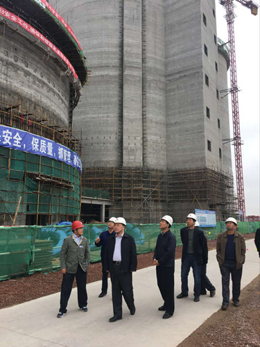 陜煤集團(tuán)總經(jīng)理助理、建設(shè)集團(tuán)聯(lián)合黨委書記、董事長寧興剛一行中秋節(jié)深入天工公司土建第二項(xiàng)目部走訪慰問