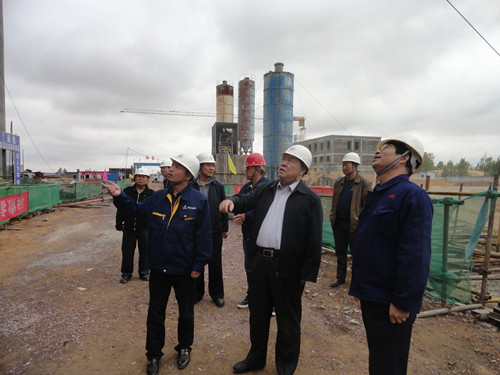 陜煤集團(tuán)總經(jīng)理助理、建設(shè)集團(tuán)聯(lián)合黨委書記、董事長寧興剛一行中秋節(jié)深入曹家灘項(xiàng)目工地視察慰問