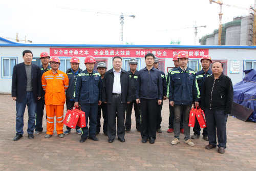 到一線，送祝福，鼓干勁