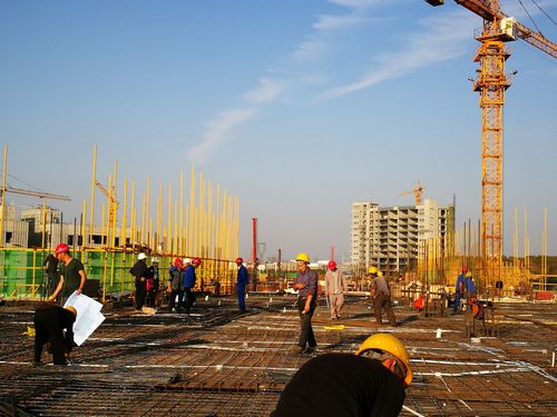 天工公司土建十五項(xiàng)目部承建的基地項(xiàng)目施工現(xiàn)場如火如荼