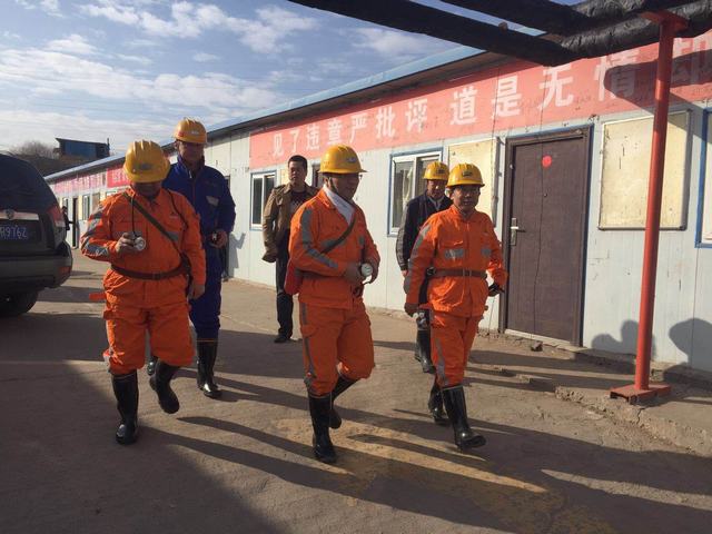 建設(shè)集團(tuán)副總經(jīng)理王明智深入掘進(jìn)公司紅柳林項(xiàng)目部一線(xiàn)檢查指導(dǎo)工作