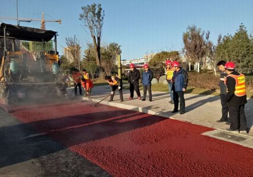 追趕超越，完成彩色路面工程，實(shí)現(xiàn)第一階段目標(biāo)