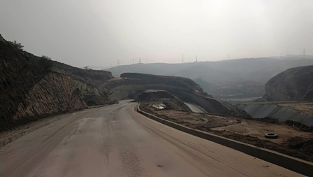 路橋分公司承建的府谷清水川低熱值燃料資源綜合利用項(xiàng)目1-2#灰場(chǎng)道路工程完工