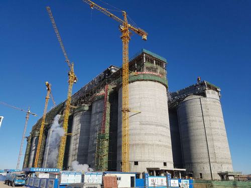 韓城分公司小保當(dāng)選煤廠塊煤倉(cāng)（一標(biāo)段）、最終篩分車間工程順利封頂