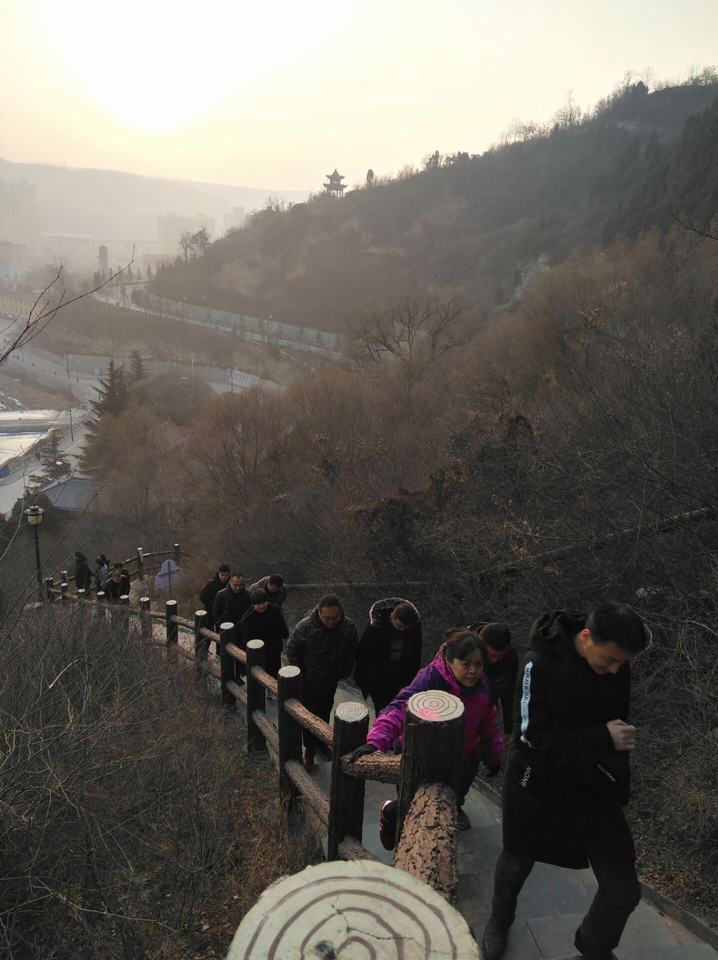 設(shè)備租賃中心開(kāi)展“慶元旦﹒迎新春”登山活動(dòng)