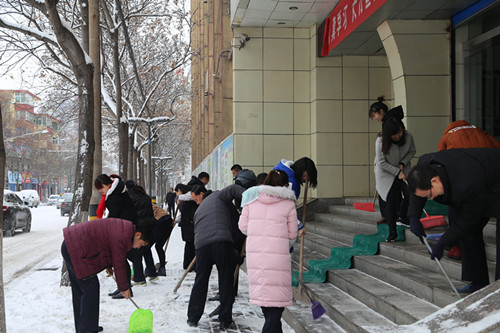 機電安裝公司:義務(wù)掃雪展企業(yè)文明風(fēng)采