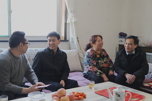 建設(shè)集團(tuán)聯(lián)合黨委副書記、紀(jì)委書記、工會(huì)主席侯本英走訪慰問機(jī)電安裝公司困難職工