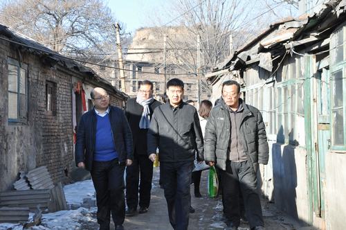 建設(shè)集團(tuán)聯(lián)合黨委副書記、紀(jì)委書記、工會(huì)主席侯本英 為韓城分公司困難職工送來春節(jié)祝福