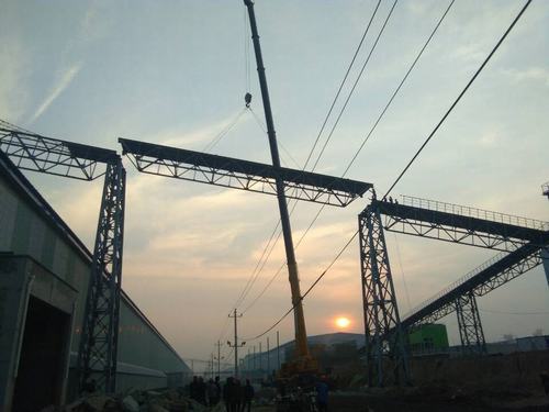 銅煤公司承建的美鑫氧化鋁1#、2#倉庫工程桁架成功實(shí)現(xiàn)合攏施工
