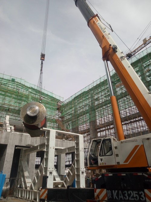 機(jī)電安裝公司承建的小保當(dāng)一號(hào)煤礦主斜井帶式輸送機(jī)配電、控制及機(jī)械設(shè)備安裝如火如荼