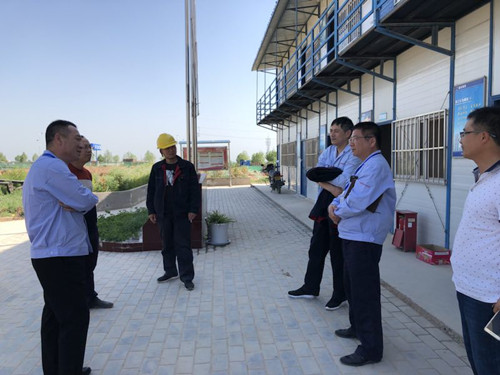 蒲城清潔能源公司副總經(jīng)理任大偉一行蒞臨天工公司清源小區(qū)檢查工程進(jìn)度和質(zhì)量