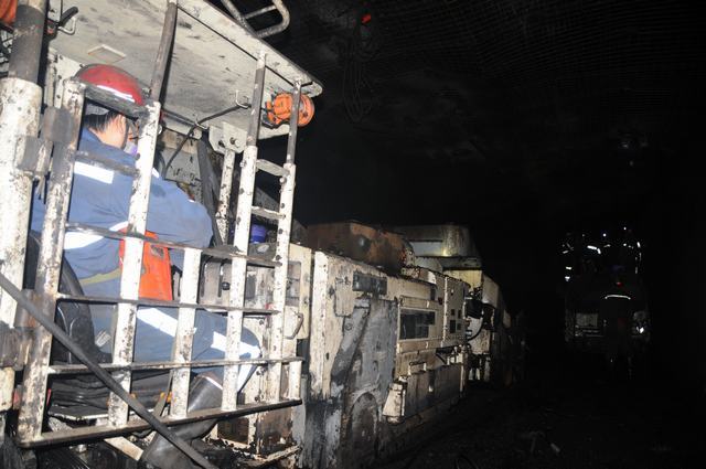 陜煤建設(shè)掘進(jìn)公司小保當(dāng)項(xiàng)目部112201外回風(fēng)順槽與切眼順利貫通