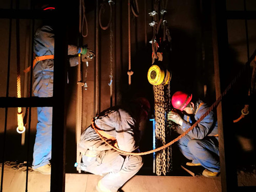 陜煤建設(shè)機(jī)電安裝公司酒鋼項(xiàng)目部“快、準(zhǔn)、穩(wěn)”調(diào)試罐籠記