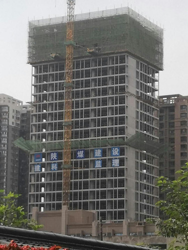 陜煤建設(shè)天工公司雅荷項(xiàng)目部奮力沖刺雅荷中央廣場1、2#樓封頂