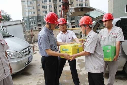 公司領(lǐng)導(dǎo)開展“送清涼”活動(dòng)