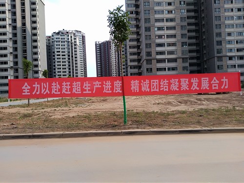 冒高溫 戰(zhàn)酷暑，他們始終在堅(jiān)守