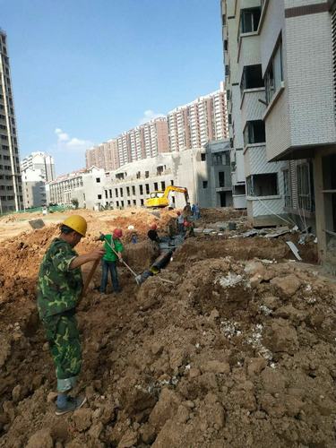 他們?yōu)樵賱?chuàng)銅煤新輝煌戰(zhàn)高溫、斗酷暑