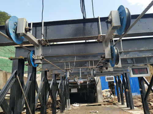陜煤建設(shè)機(jī)電安裝公司:冶坪煤礦“猴車(chē)”裝置開(kāi)始試運(yùn)行