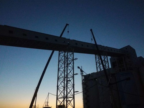 陜煤建設中煤公司：曹家灘礦業(yè)4#驅動機房至塊煤倉帶式輸送機棧橋鋼桁架吊裝作業(yè)圓滿結束