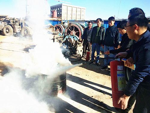 陜煤建設(shè)礦建二公司小保當(dāng)三項(xiàng)目部開展火災(zāi)事故應(yīng)急救援演練