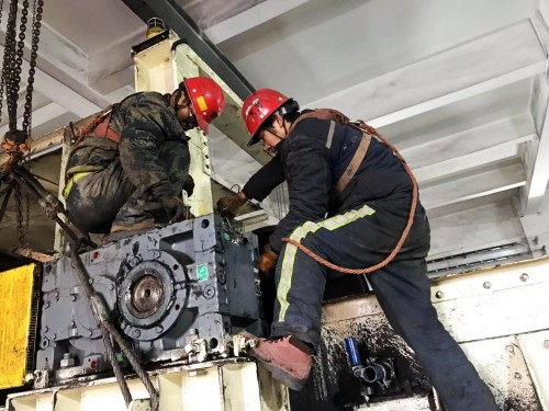 陜煤建設(shè)澄合分公司第二機電安裝隊激戰(zhàn)寒冬季更換小保當(dāng)皮帶主軸