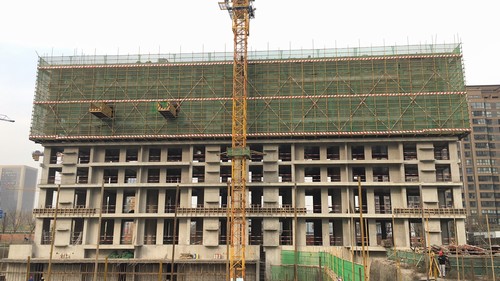 陜煤建設(shè)銅煤公司第十五項(xiàng)目部承建的藍(lán)山水岸11#樓順利封頂