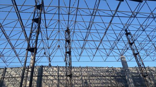 陜煤建設(shè)韓城分公司安裝六項(xiàng)目部桑樹坪煤礦儲(chǔ)煤場 網(wǎng)架封閉工程按期封頂受好評(píng)