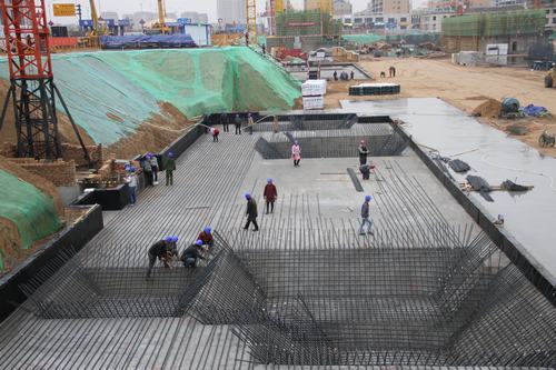 陜煤建設(shè)銅煤公司金地華府1#-8#樓項目雨中“會戰(zhàn)”熱度不降溫