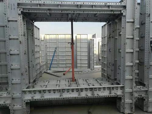 陜煤建設(shè)韓城分公司學(xué)習(xí)觀摩鋁膜板新技術(shù)、新材料應(yīng)用