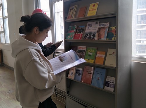 陜煤建設(shè)銅煤公司工會(huì)開(kāi)展“送知識(shí)到一線” 贈(zèng)書(shū)活動(dòng)