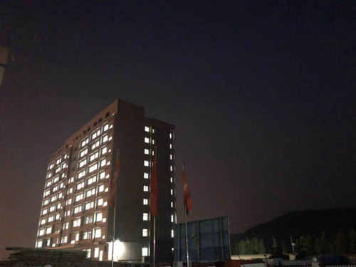 陜煤建設(shè)天工公司土建七部彬長鐵運公司辦公樓成功通電運行