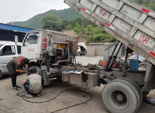 陜煤建設(shè)礦建三公司雙龍項目部對無軌膠輪車制動裝置進(jìn)行升級改造