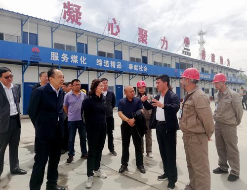 靖邊縣縣長(zhǎng)賀湘如一行蒞臨陜煤建設(shè)銅煤公司金地華府項(xiàng)目檢查指導(dǎo)工作