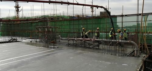 陜煤建設銅煤公司第十五項目部承建的藍山水岸南區(qū)12#樓順利封頂