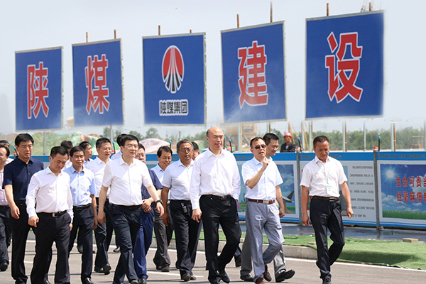 陜西省委副書記、省長劉國中一行深入陜煤建設(shè)渭南分公司南京金龍電動車項(xiàng)目視察工作