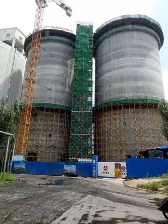 陜煤建設(shè)天工公司土建九部承建的文家坡產(chǎn)品倉(cāng)工程滑模一次性澆筑完成