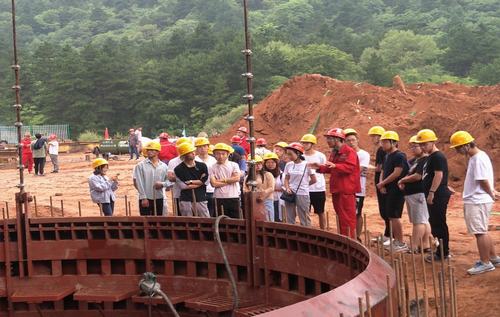 西安科技大學(xué)師生走進陜煤建設(shè)礦建二公司建莊項目部觀摩