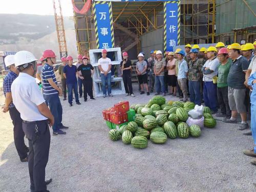 陜西環(huán)保固體廢物處置利用有限公司深入銅煤公司承建的固廢預(yù)處理項(xiàng)目開展“送清涼”活動