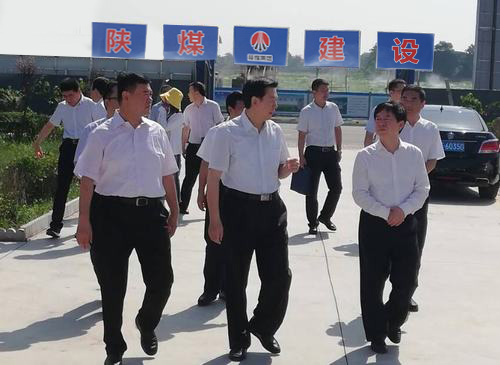 陜西省委常委、省委政法委書記莊長興一行深入陜煤建設(shè)渭南分公司南京金龍電動車項目開展調(diào)研