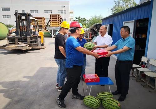 設(shè)備租賃中心黨政領(lǐng)導深入一線送清涼