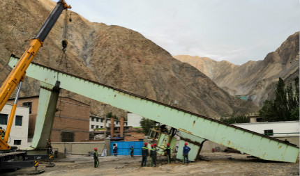 陜煤建設(shè)機(jī)電安裝公司承建的鏡鐵山礦報廢龍門吊拆除“安全落地”