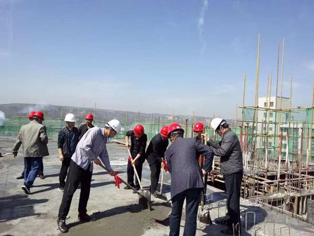 陜煤建設(shè)項(xiàng)目開(kāi)發(fā)公司第十一項(xiàng)目部神木住宅小區(qū)B區(qū)26#住宅樓主體結(jié)構(gòu)順利封頂