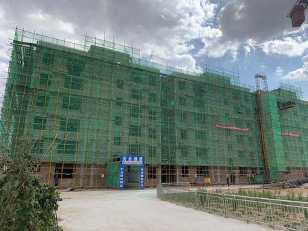 陜煤建設(shè)天工公司土建十七部承建的小保當(dāng)管理及技術(shù)人員1#、2#公寓樓順利封頂