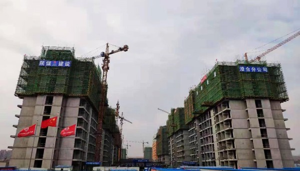 陜煤建設(shè)澄合分公司承建的小保當(dāng)一、二號4棟職工公寓工程順利實(shí)現(xiàn)封頂