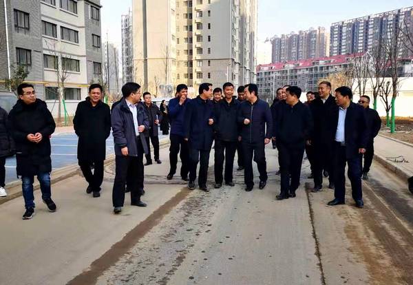 銅川礦業(yè)公司黨委書記、執(zhí)行董事劉水利一行蒞臨銅煤1#、2#住宅小區(qū)現(xiàn)場調(diào)研指導(dǎo)工作